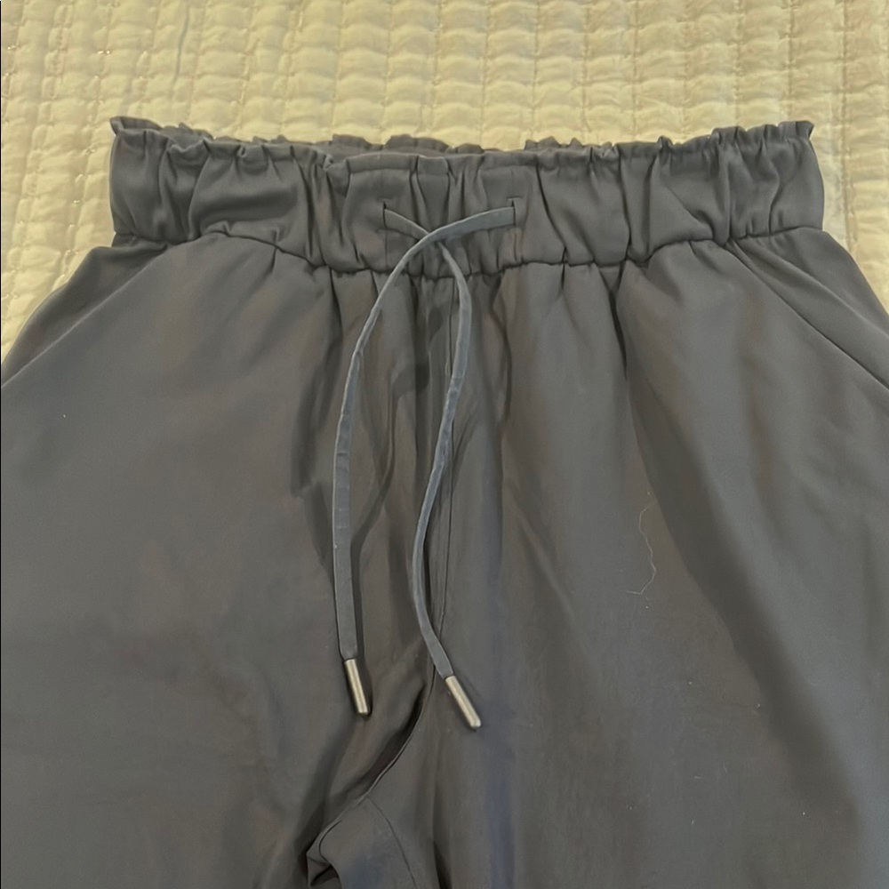 Lululemon navy Drawstring jogger, size 4, excellent condition